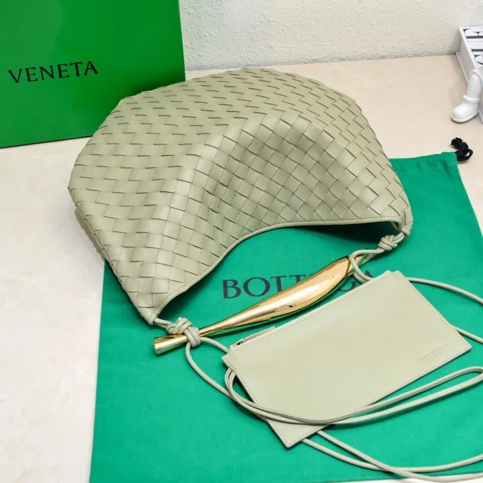 Original leather, batch 2060, the old-money style BV Sardine large size has been shipped🔥 Nowadays, many fashionable, rich and tasteful Jimei people are carrying the same bag invariably. It’s Bottega Veneta Sardine! Because this BV Sardine bag is so beautiful and high-end! The arc-shaped intrecciato woven bag body, paired with metal sardine handles, looks like a work of art, allowing people to ponder and appreciate it. Currently Sardine has launched three sizes for everyone to choose from. This is the largest size🉑️hand-held🉑️armpit🉑️single shoulder🉑️crossbody. It is a very high-quality and relatively niche treasure model. It will be very special when you carry it when you go out. It allows you to have the freedom of carrying a bag. Sisters go crazy. Style number: 7468-1# Size: 39*31*12cm
